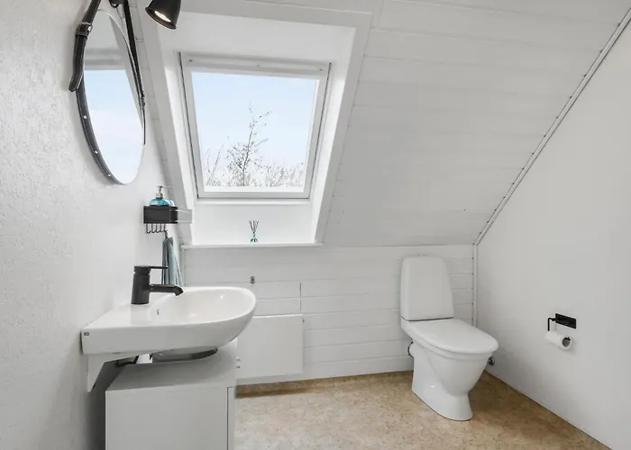 3 Bedroom Beautiful In Дом отдыха Veslos