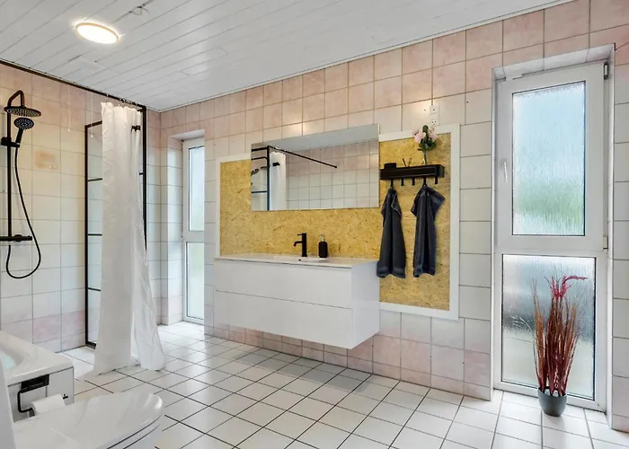 3 Bedroom Beautiful In Дом отдыха Veslos