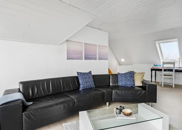 3 Bedroom Beautiful In Дом отдыха Veslos